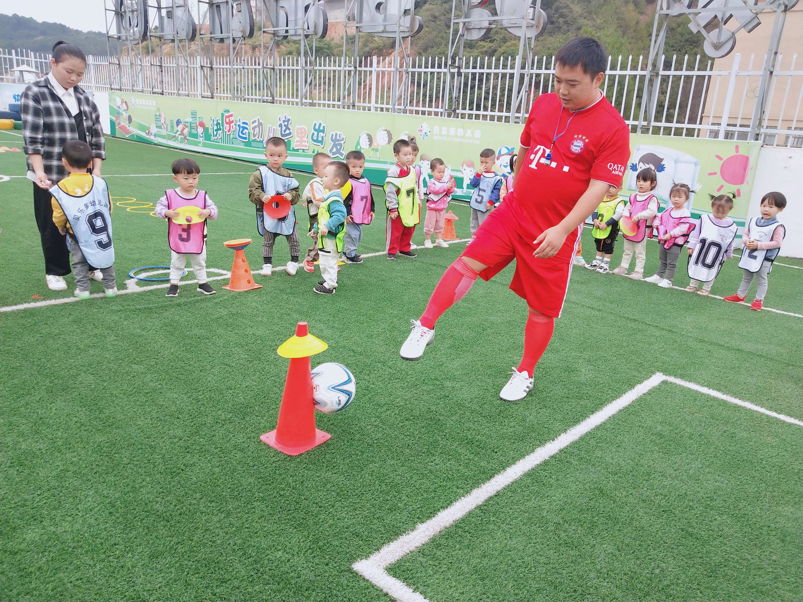 龙源期刊网.cn幼儿园如何开展足球游戏活动(图)