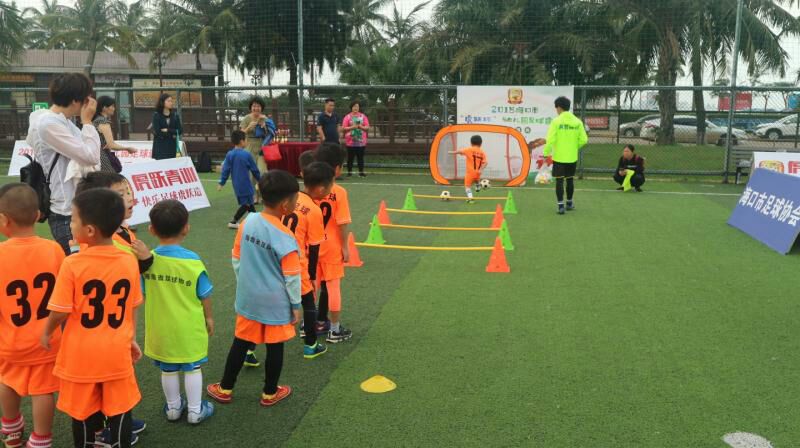 基于全面发展的普适性足球游戏技能玩中学幼儿园足球活动