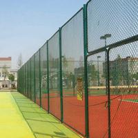 
球场围栏网体育围网可以现场安装,体育的围柱