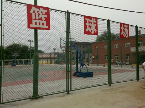 博野县太行丝网有限公司围栏的学校应该注意什么？【电镀粉】