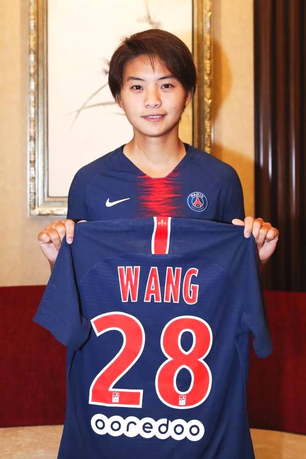 看起来，她即将接过中国足球留洋第一人的大旗——当然不仅仅