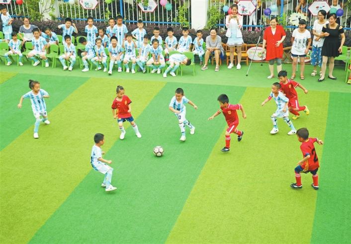 
全国足球特色幼儿园练习足球(1)_社会万象_光明网(组图)